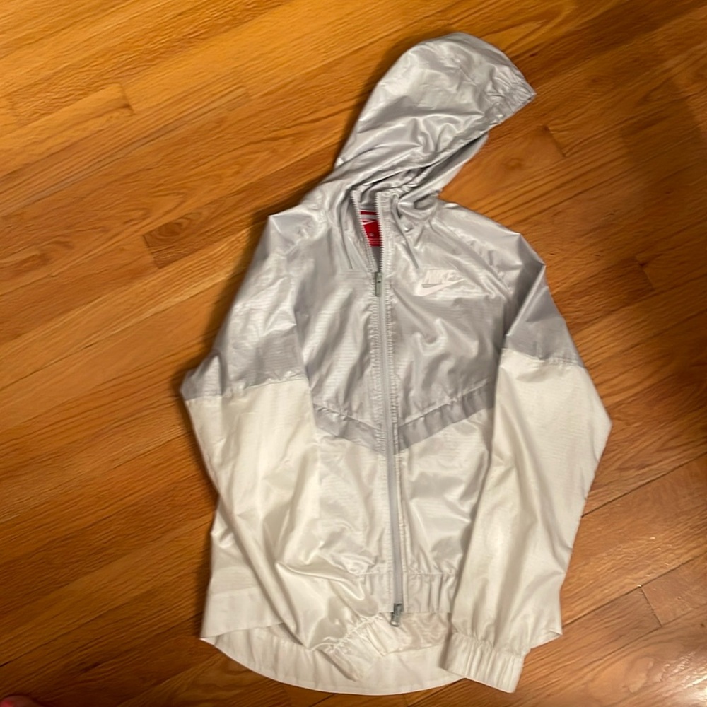 Nike windbreaker jacket size S. It is light gray & white.